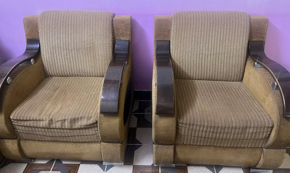 🛋️ طقم قنفات تركي أصلي للبيع 🤎
✨ تركي أصلي
✨ الهيكل الداخلي حديد مو خشب
✨ اليدات خشب صاج تركي أصلي
✨ بيهن بعض الضرر والاستعمال، والتفاصيل واضحة بالصور

💰 السعر 150 ألف دينار وقابل للتفاوض

***********واتس اب
