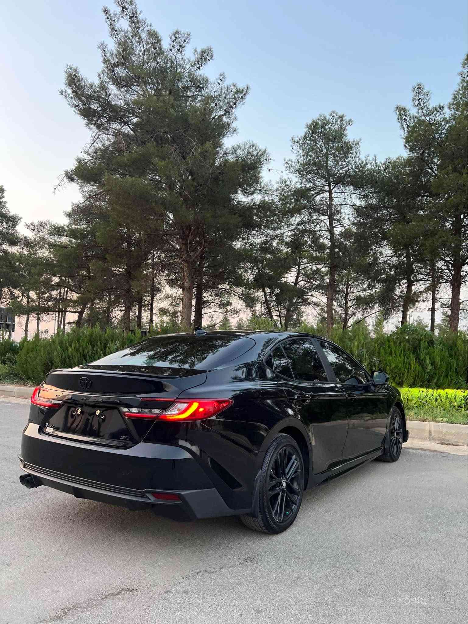 سڵاوتان لێبێت ئازیزان کامری مۆدێل 2025 مواسەفات  SEسەیارەکە تەنها 6,000 mile ڕۆشتووە تەنها چەمەلەخی سایەقی بۆیاخە بێ ناوگرتن رەسمی سۆنەرو شاصیم بۆ داناون خۆتان سەیری بکەن گێڕ و مەکینەی بەشەرت سەیارەکە ڕەقەم کاتییە 
مواسەفات :

بزوێنەر و هێز: بزوێنەری ۲.٥ لیتر (٤ سلیندەر) + سیستەمی هایبرید بەهێزی ۲۲٥ ئەسپ.
 گێڕ: گێڕی ئۆتۆماتیک (eCVT) زۆر نەرم و ئابووری.
 سەرفکردنی بەنزین: زۆر ئابوورییە و لە ڕیزبەندە هەرە باشەکانی ژینگەیی و ئابوورییە.
 دیزاینی دەرەوە:
 شێوەی وەرزشی (SE)
 تایەی سپۆڕت و جەنتای کڕۆم/ڕەش
 لایتی پێشەوە و دوای LED بە دیزاینی نوێ
 دیزاینی ناوەوە و ئاسوودەیی:
 کوشن نیوە چەرم (SofTex) بە دیزاینی وەرزشی
 سوکانی چەرم و ئامێری بەڕێوەبردنی گێڕ لەسەر سوکان (Paddle Shifters)
 سیستەمی فێنککردنەوە و گەرمکردنەوەی ئۆتۆماتیکی
 تەکنەلۆژیا و شاشە:
 شاشەی گەورەی تۆچ بە پشتیوانی Apple CarPlay و Android Auto بەبێ وایەر
 شەحنکردنەوەی وایەرلێس (Wireless Charging)
 سیستەمی دەنگی پێشکەوتوو
 سیستەمی سەلامەتی (Toyota Safety Sense 3.0):
 ڕادار و ڕاگرتنی ئۆتۆماتیکی لە کاتی مەترسیدا (Pre-Collision System)
 سیستەمی پاراستنی هێڵ و هۆشیارکردنەوە (Lane Departure Alert)
 ڕاداری دیاریکردنی دووری لە ئۆتۆمبێلی پێشەوە (Adaptive Cruise Control)
 ئاگادارکردنەوەی خاڵی کوێر (Blind Spot Monitor)
نرخی 222 وەرەقەو مەجال
ژمارەی مۆبایل : ***********
whatsApp&Viber✅ السليمانية, العراق
