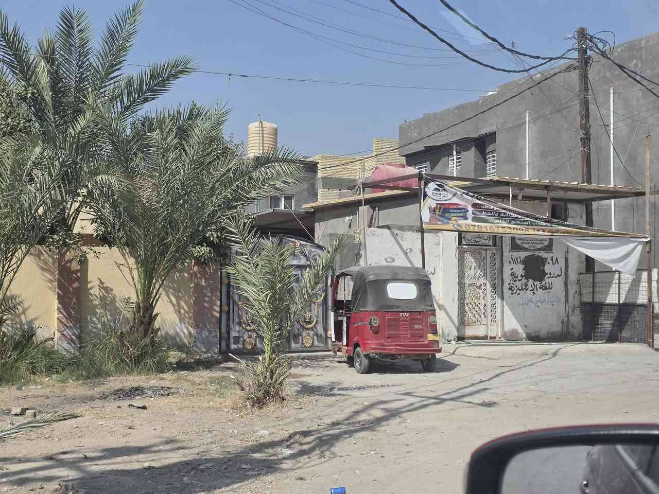 السلام عليكم دار جدا مميز للبيع يقع في الجمعية مجاور مدرسة مستقبل الاجيال قرب بيت الاستاذ علي طه ..
مساحته الكليه 521 متر 
المساحه تشمل بيت بناء جيد ومشتمل مساحه 150م 
بالاضافه الى حديقة جدا واسعه .
يصلح فقط البيت او الراغبين في شراء القطعه المطله على الشارع ..
للاستفسار اكثر الاتصال على الارقام المثبتة 
***********
***********
