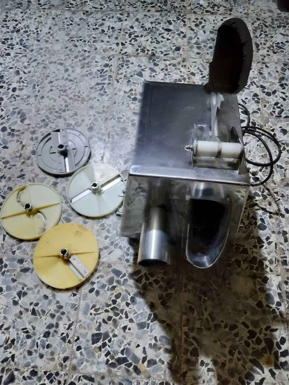 سلام عليكم قطاعه خضار نظيفه جدا مع ملحقاتها أقراص اربعه
مكاني بغداد حي اور ***********
