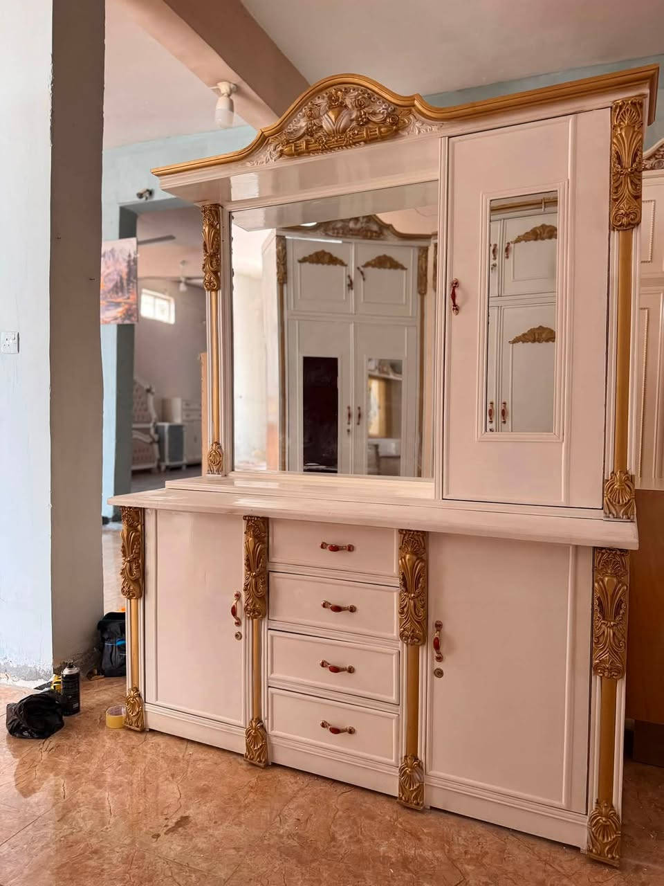 سلام عليكم غرفه عراقيه مستخدمه استخدام قليل موديل مسرح الغرفه نجاره  عراقيه لون ابيض ما بيه اي كسر صبغته حلوه الغرفه ضخمه وثكيله  مثل ما موضح بل صوره توجد خدمه توصيل لكافة المحافظات لي حاب يتوصل وياي يتصل على هذه رقم 
***********
