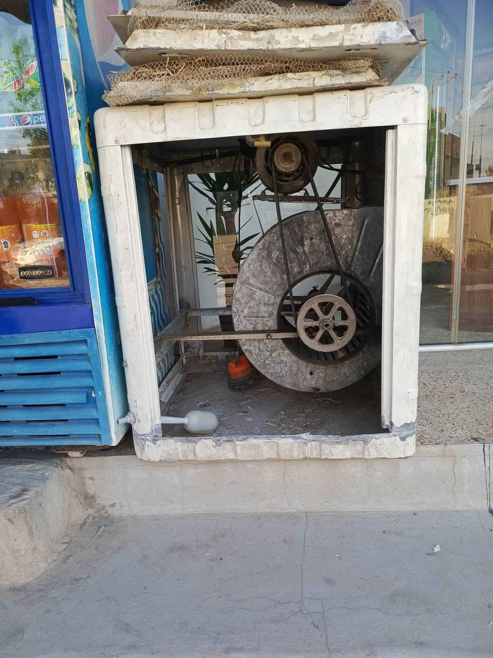 السلام عليكم ورحمة الله عندي مبارتين للبيع سعر الوحده 75 وبيها مجال قليل مكان حي الملايين الثانيه ***********
