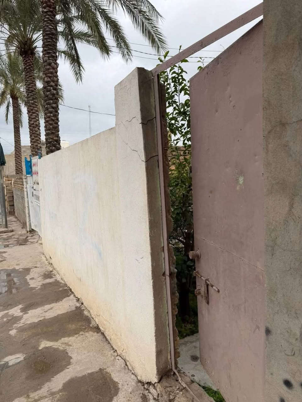 🏘️فرصة أستثمارية مميزة للبيع🏡

🏡 بيت + مشتمل للبيع

✅ طابو ملك صرف

📐 المساحة الكلية: 300 متر²

📍 الموقع:

ديالى – خانقين – منطقة توله فروش

فرع جانب تربية كوردستان – فرع هژار أبو باله – فرع الصب.

🔹 البيت: بناء قديم.

🔹 المشتمل: نظافته حوالي 65%.

🔹 العقاران مؤجّران حالياً ويحققان دخلاً شهرياً.

🔹 إمكانية سحب قرض عقاري على العقار (بحسب شروط وتعليمات الجهة المانحة).

💰 السعر: 80مليون دينار عراقي (بسعر الأرض ينباع، 

ويباع العقاران معًا).

📞 للاستفسار:

المهندس ئوميد

***********

#ملاحظة: يمكن أيضاً تكدر تسحب علية قرض عقاري ✅

— في ‏خانقين توله فروش‏.

