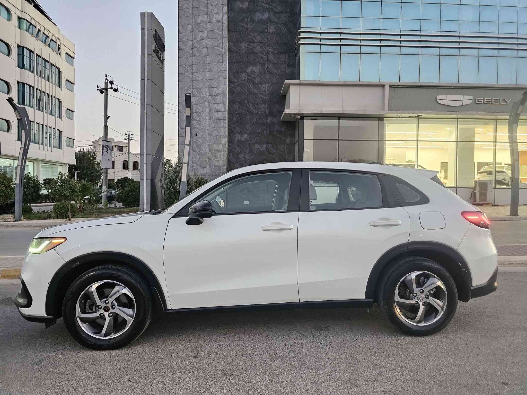هوندا یاباني أصلي مودیل 2023
هHONDA HR-V, LX 
سعر ((( 133 ورقة بي مجال ))) 

​المحرك: 2.0 تنفس طبيعي (بدون توربو) مرغوب جداً.
​القيادة: سلسة ومميزة للغاية.
​المسافة المقطوعة: 45 ألف مایل.
​أنظمة القيادة: 3 وضعيات (Normal _ Eco _ Sport).
​المواصفات الداخلية والخارجية:
​داخلية مميزة بلون كريمي.
​إضاءة LED مع عدسات.
​بصمة تشغيل وبصمة أبواب.
​بريك إلكتروني (بصمة) مع خاصية الأوتو هولد (Auto Hold).
​رادار تحديد مسار (خطي الجادة).
​مثبت سرعة (تحديد سرعة).
​تحكم مقود (سوكان ڤوليۆم) والعديد من المواصفات الأخرى...
​السنوية (الرقم): مجددة لغاية عام 2029.
​حالة البودي (الشرائح):
قطعتين وبقعة صغيرة صبغ (بدون داخل / بدون وصول الصبغ للداخل).
(مرفق صور الحادث والفحص السونار).

3CZRZ1H3XPM723535
​الضمان:
الكير، المحرك، الكهربائيات، والتبريد بشرط الفحص.
​الموقع: السليمانية

سعر ((( 133 ورقة بي مجال ))) 
​للاتصال:
​***********
​***********
