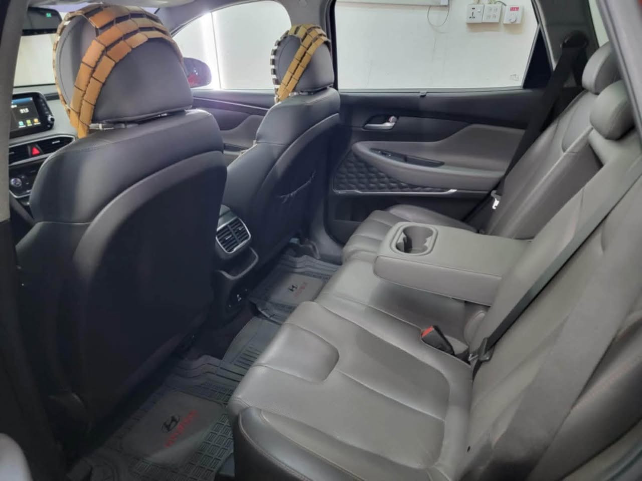 للبيع | هونداي سنتافي 2020 فل كامل

🚗 الموديل: 2020
📍 المحافظة: بغداد
💰 السعر: 26,500,000 دينار عراقي (قابل للتفاوض بالمعقول)

المواصفات:

* محرك 2000 سي سي تيربو
* ناقل حركة أوتوماتيك 8 سرعات
* سقف بانوراما
* تبريد وتدفئة للمقاعد
* شاشة عرض (داتا شو)
* فل كامل

حالة السيارة:

* العداد: 39 ألف ميل
* السيارة بحالة ممتازة وجاهزة للاستخدام

ملاحظات الصبغ:

* قطعتان مصبوغتان في أمريكا:
    * البونيد
    * الجام الأمامي الأيمن
* الباب الأمامي الأيمن مصبوغ في العراق

📞 للتواصل مع صاحب السيارة:
***********
