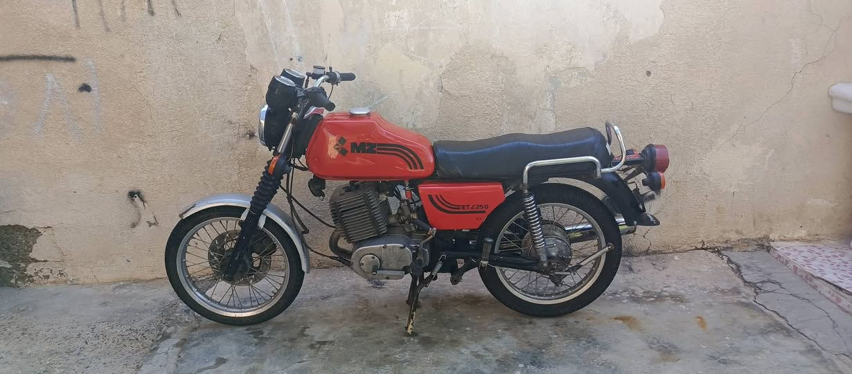 سلام عليكم دراجه Mz88للبيع دراجه اي نقص مابي كله شغال كصه 3 لحيم بل خشم فقط شراي ***********
عنوان ديالى
