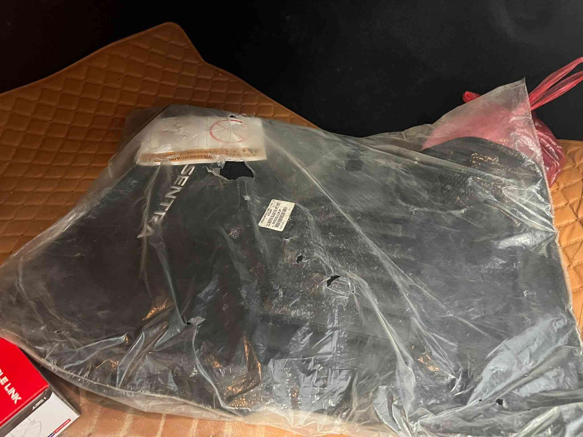 سينترا SR Plus مفولة للاخير الحادث مبين بالصورة لا دواخل ولا شاصي ولا ايربك ماشية ٢٠ مكانها موصل سعرها ١٥٥ قفل من الاخير خواتها عتنباع على ١٦٥ للمعلومات شبر بالبوند صبغ على طولو 
***********

نص مكتوب في الصور:
- CARFAST CAR FROM USA