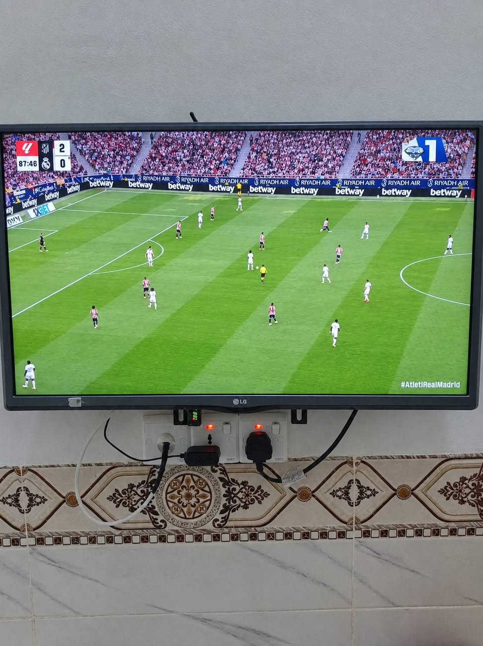 نصيحة..الي يريد يتابع الدوريات العالميه  ينصب قمر الياهسات بي اكثر من 10 قنوات رياضية تنقل الدوري الاسباني والانكليزي والايطالي ودوري أبطال أوروبا ودوري ابطال اسيا بس تعليق اجنبي وليس عربي. تحتاج بس صحن واولمبي ودوم يبقة وياك بعد
...الي ميكدر ينصب يخابرني  ***********
