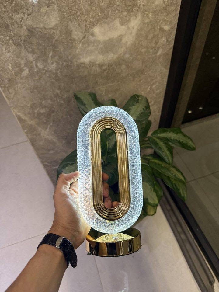 مصباح كرستالي 
السعر شامل التوصيل 17000
للطلب واتساب ***********
المميزات:

. إضاءة ناعمة ومريحة للعين بدون وميض مزعج.

. تغيير ألوان الإضاءة للحصول على أجواء مختلفة.

. إمكانية تعديل شدة الإضاءة.

. تحكم باللمس لسهولة التشغيل والتغيير
.
. مناسب للقراءة والكتابة والعمل.

. يمكن استخدامه كإضاءة هادئة قبل النوم.

. مناسب للاسترخاء وصنع أجواء مريحة.

. بطارية داخلية قابلة للشحن.

. شحن عبر USB.

. لا يحتاج إلى البقاء موصولاً بالكهرباء أثناء الاستخدام.

. تصميم أنيق على شكل كريستال/حلقة مضيئة، مناسب للديكور.

. البطارية مذكورة على العبوة بسعة 1000mAh.

. إضاءة متعددة الاستخدامات حسب الوضع المختار.

المحتويات:

1 × مصباح الطاولة الكريستالي
1 × كابل شحن USB

