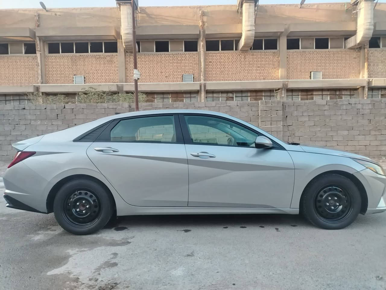 الانترا 2021 امريكي حادث بسيط بدون دواخل فوول ماعده الفتحة ليبل واحد كله
بدون ايرباك كله سليم
تحديد مسار 

توقف ذاتي 

تشغيل عن بعد 

صدر امامي خلفي بلادي 

كير مكينه تبريد كفالة

مكان بغداد الغزالية

***********
