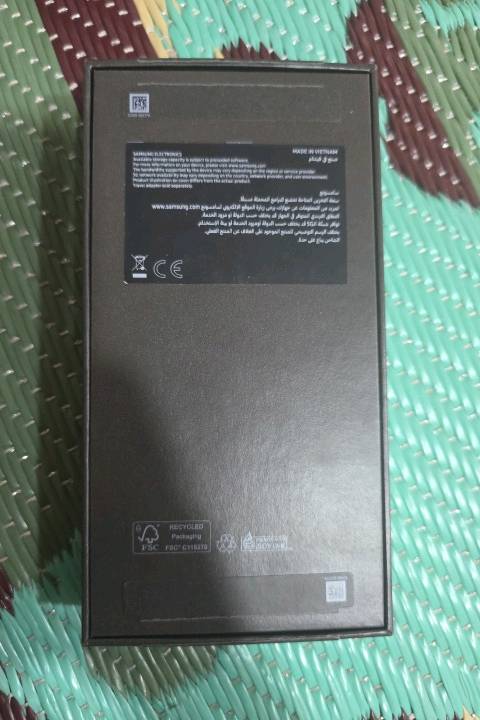 للبيع Galaxy S25 Ultra (256GB) 🔥جهازي الشخصي، قليل الاستعمال جداً وبحالة الوكالة (شخط ما بيه).كامل الملحقات الأصلية والكارتونة متوفرة وياه.💵 السعر: [1450]📍 المكان: [كركوك المصلى]للجادين بالشراء فقط، يرجى المراسلة على الخاص او رقمي ***********
مواصفات الهيكل والشاشةالخامات والتصميم: إطار متين من التيتانيوم (درجة 5) مع ظهر زجاجي محمي بأقوى طبقة حماية (Gorilla Armor) المقاومة للخدوش والانعكاسات بشكل كبير.الوزن: 218 جرام فقط (أخف وأنحف من الأجيال السابقة، مع زوايا دائرية مريحة جداً في اليد).الشاشة: من نوع Dynamic AMOLED 2X بحجم 6.9 بوصة، بدقة خارقة +QHD وتردد مرن (1-120Hz) لتوفير الطاقة وسلاسة تامة في التصفح والألعاب.السطوع: يصل إلى 2600 شمعة، مما يجعل الشاشة واضحة تماماً حتى تحت أشعة الشمس المباشرة.
المعالج والأداء العاليالمعالج: الأقوى في العالم Qualcomm Snapdragon 8 Elite (نسخة خاصة بجالكسي) بمعمارية 3 نانومتر، يقدم أداءً خيالياً في الألعاب الثقيلة (مثل ببجي وكول اوف ديوتي) وبدون أي حرارة.الذاكرة والرام: مساحة تخزين 256 جيجابايت (من النوع فائق السرعة UFS 4.0) مع 12 جيجابايت رام [1.1.5، 1.3.1].
منظومة الكاميرات الاحترافية (بمستشعرات سوني المتطورة)الكاميرا الأساسية (العريضة): بدقة 200 ميجابكسل بمستشعر ضخم فتحة عدسة f/1.7، تدعم المثبت البصري (OIS) لالتقاط صور خيالية بالليل والنهار وتفاصيل فائقة الدقة.كاميرا التقريب القريب (الزووم 3X): بدقة 10 ميجابكسل مخصصة لصور البورتريه وعزل الخلفية باحترافية.كاميرا التقريب البعيد (الزووم 5X والـ 100X): بدقة 50 ميجابكسل (بيريسكوب) تعطيك تقريب بصري حقيقي 5X عالي الدقة وتقريب رقمي (Space Zoom) يصل إلى 100X بوضوح ممتاز بفضل معالجة الذكاء الاصطناعي.الكاميرا الواسعة جداً (Ultra-Wide): تم تطويرها لتصبح بدقة 50 ميجابكسل، لتصوير المناظر الطبيعية والزوايا الواسعة بأعلى دقة وتفاصيل.الكاميرا الأمامية (السيلفي): بدقة 12 ميجابكسل تدعم التركيز التلقائي السريع وتصوير فيديو بدقة 4K.تصوير الفيديو: يدعم التصوير بدقة 8K بمعدل 30 إطار في الثانية، أو بدقة 4K بمعدل يصل إلى 120 إطار في الثانية لعشاق التصوير السينمائي والبطيء.
البطارية والشحنالسعة: 5000 مللي أمبير تدوم ليوم كامل من الاستخدام المكثف بفضل كفاءة المعالج العالية في توفير الطاقة.سرعة الشحن: يدعم الشحن السريع السلكي بقدرة 45 واط، والشحن اللاسلكي بقدرة 15 واط، بالإضافة للشحن اللاسلكي العكسي (لشحن السماعات أو ساعة ذكية من ظهر الهاتف).
ميزات إضافية مهمة للمشتريالقلم الذكي: قلم S-Pen مدمج داخل الهاتف للكتابة، الرسم، والتحكم بالكاميرا عن بعد.الذكاء الاصطناعي (Galaxy AI): يدعم حزمة متكاملة من الميزات (الترجمة الفورية للمكالمات، تلخيص النصوص، ومسح وتعديل العناصر في الصور بذكاء) وتدعم اللغة العربية بالكامل وبكفاءة.النظام والتحديثات: يعمل بواجهة One UI 7 المبنية على نظام Android 15، ومضمون بالتحديثات من سامسونج لمدة 7 سنوات.المقاومة: مقاوم للماء والغبار بمعيار IP68 (يتحمل تحت الماء لعمق 1.5 متر لمدة نصف ساعة).
شنو حالة الجهاز بالتفصيل: بيه أي خدش خفيف أو أثر استعمال على الشاشة/الظهر لو فعلاً نظيف 100%؟: 
الجهاز مابيه اي خدش او شخط أستخدام شخصي فقط
هل الجهاز مفتوح أو عليه أي صيانة/تبديل قطع، لو بعده وكالة وما متعبث بيه؟: 
شرط توديه تفصحه إذا مفتوح لا تاخذه
هل كل الملحقات الأصلية كاملة وياه: الشاحن/السلك/الإبرة/الكفر أو بس الكارتونة؟: 
كلشي موجود وياه
سعره النهائي شكد؟ وهل السعر قابل للتفاوض بشكل بسيط لو ثابت؟: 
1400000
مكان التسليم والفحص وين بالضبط بكركوك، وهل متوفر فحص قبل الشراء؟: 
حي المصلى