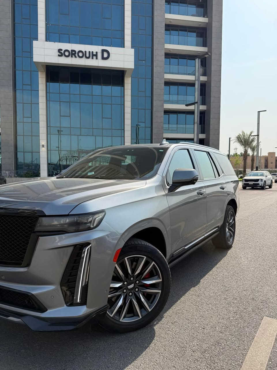 🛑 السلام عليكم 

للبيع 
Cadillac Escalade Sport 2022 
كديلاك اسكاليد سبورت 2022 
وارد امريكي ماشية 90 الف كيلو 
رقم بغداد بأسمي تحويل مباشر 
رقم جديد و هزة و سنوية جديدة 
كاصها من امريكا على ايدي مباشر 
محرك 8 سلندر 6.2 
حادثها بجم بدون دواخل
محرك ما مفتوح شرط بلادي 
 بنيد و جاملغ جهة السايق مبدل ومصبوغ فقط 
جاملغ عكس السايق معدل بارد بدون صبغ 
دواخل المحرك كلا على البلاد سيارة وصلت تمشي مابيها شي 
 ايرباك ستيرن و بردات فقط و مرجع سستم كامل
سيارة حلوة ونظيفة و كاملة مابيها نقص شرط الفحص 
مفولة مواصفات كامرات 360 درجة ، رادارات ، داتاشو ، كامرة بالمراية ، اوتو بارك ، سستم صوت 36 سماعة ، مساج ، بانوراما ، كشنات تدفئة تبريد ، شحن لاسلكي ، ابواب شفط و دوسة وبعد هوايه مواصفات 
شادلها تخم تايرات Pirelli جديد 
مكان السيارة بغداد - حي الجهاد - مجمع البروج السكني 
سعر مناسب جداً 

اتصال / ***********
