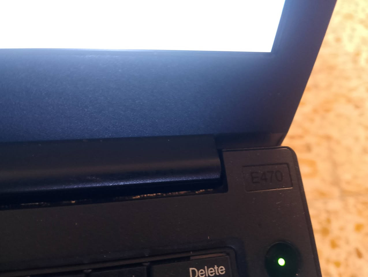 لابتوب للبيع الموصفات كور أي 7 الجيل 7 الرام 8 الهارد ssd256 كرت شاشه خارجي 2 كياكا mx 940  السعر 300 ألف وا بي مجال للطيبين الرقم *********** وآتس اب موجود
