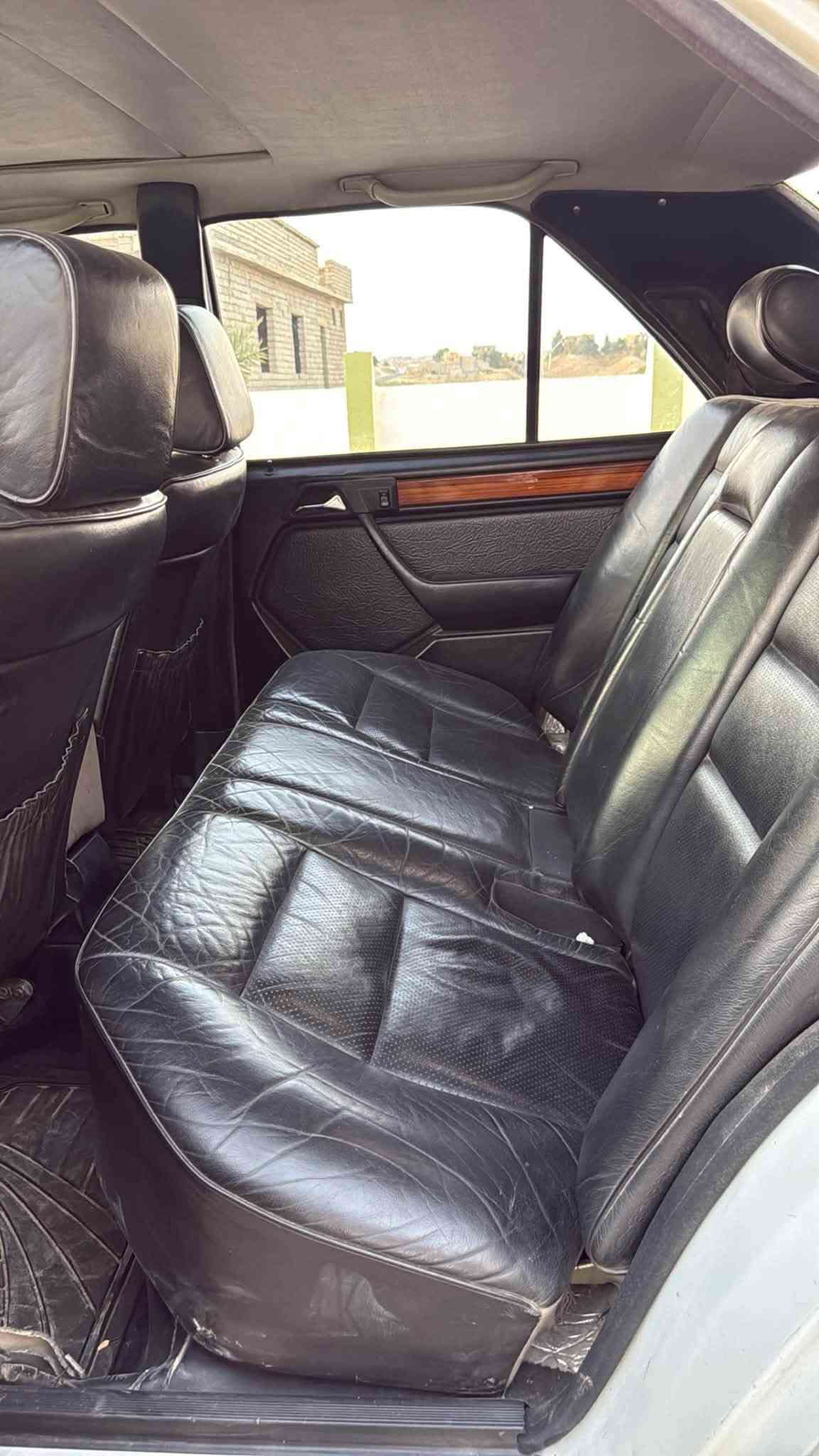 مارسيدس موديل 1992 سيارة بلادية وجديد
محرك vvt 2500
سيارة فول مواصفات
 فتحة سقف
 كشن كهرباء 
داخل صاج 
كشانة جلد بلادي 
كير ومحرك شرط تبريد ثلج 
السعر 58 وبي مجال ويرهم مراوس بـ BMW 
للأستفسار اكثر 
***********
***********
