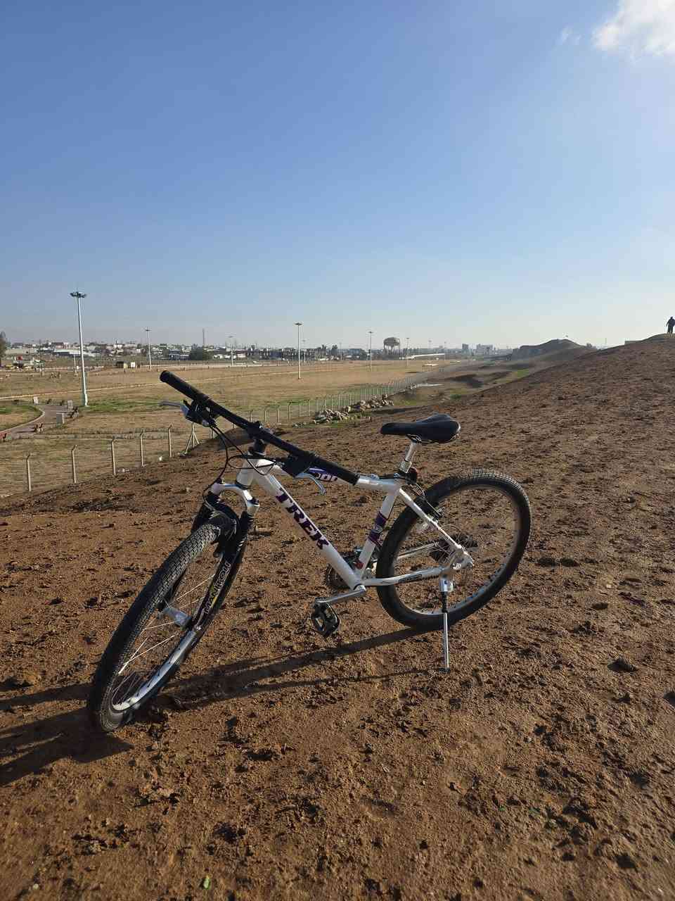 السلام عليكم. TREK للبيع فقط
دراجة استعراض 
غنية عن التعريف 
سستم شيمانو ديور 
زوج تايرات جدد اصلي شركة 🔴
بريكات فول 
دبلات شغالة 100%
جديد لوك ولاشخطة 
سرج جك دبل
ربع دينار مايعوزو لوك 🔴
اذا ماتعرف بسوك ونوعيات لاتكسر بحلال العالم 
سعر 185وقابل للتفاوض
***********
