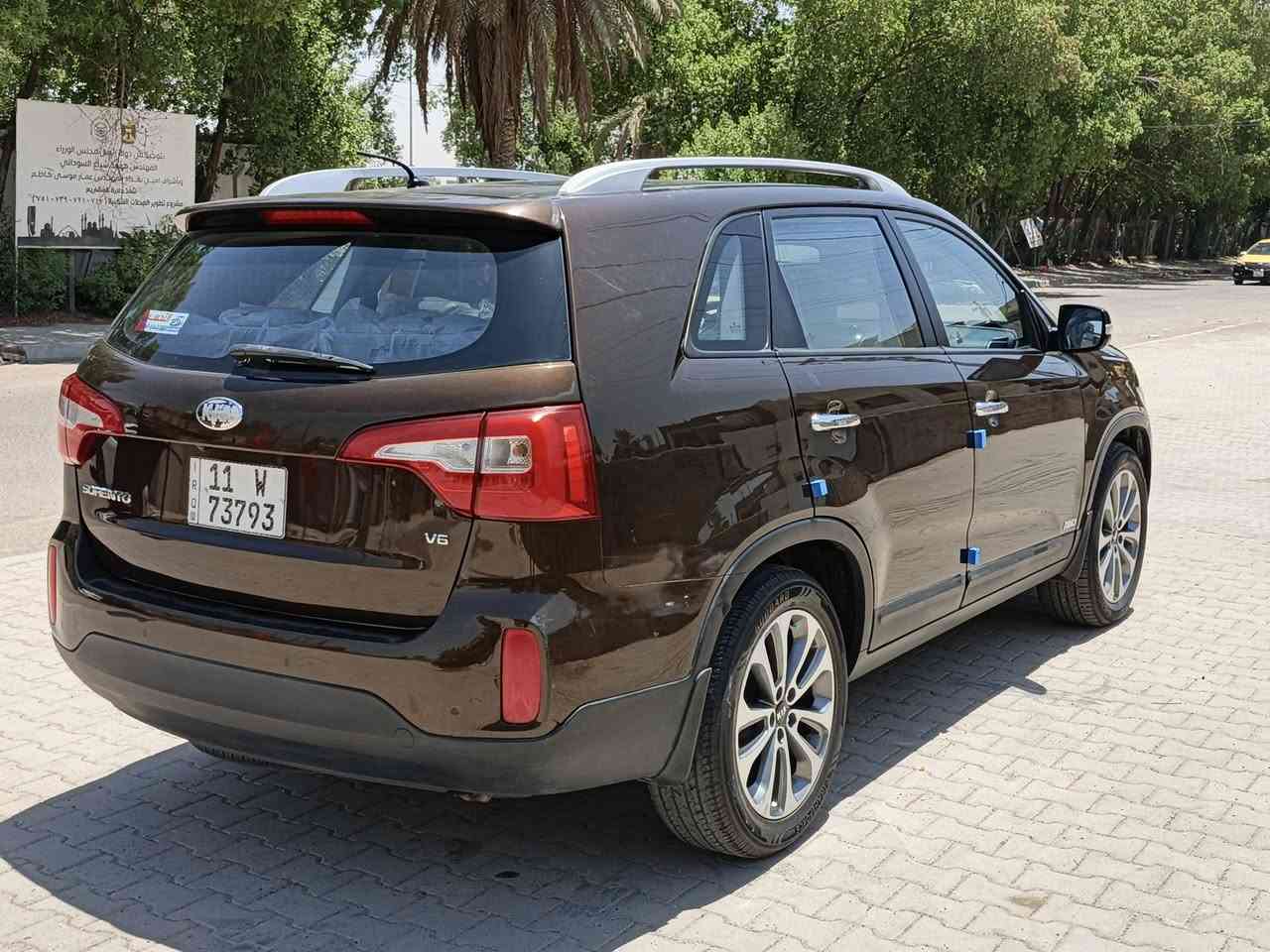 سلام عليكم سورنتو 2014 بسمي تحويل شوكت ما تريد السياره اكويتي فول للخير معروفه مواصفات الكويتي  السياره جديده مكينه3500 كير 8 سرع بحال منتازه صدر جديد تخم تاير صار اسبوع من شديته السياره داخل غرميدي مابيه نقص برغي السياره حيل نضيفه وبل عافيه هل ياخذه السعر 160وبيه مجال حك جيتك واني خادم مكاني بغداد الجديده *********** ملاحضه السياره بيه مواصفات كلش هواي
