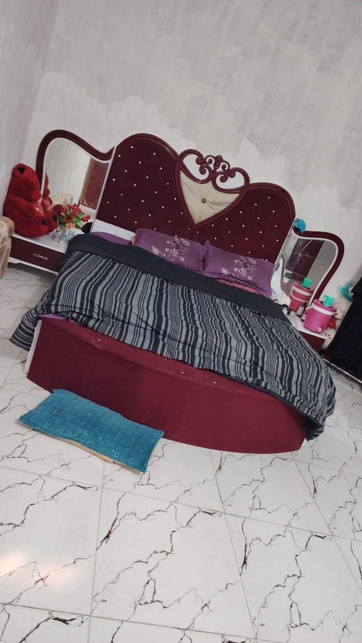 قرفه تركي اصليه مستخدمه قليل مشتريهه بمليونين ورايدهه بمليون وبيهه مجال قليل المكان الدير شارع مطعم الخيمه حي الحكيم الهاتف ***********
