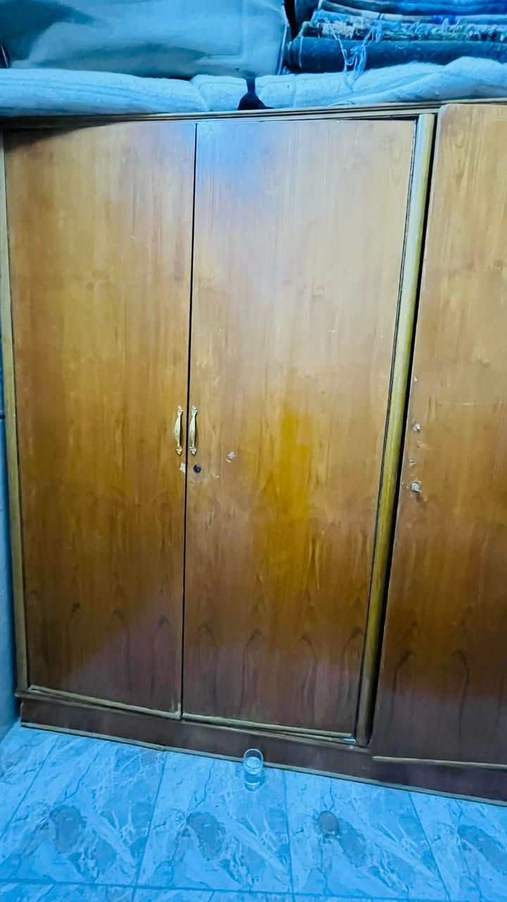 السلام عليكم
كنتور خمس بيبان يحتاجله بس شويه ترتيب صبغ ويدات بيبان فقط الكنتور قوي ونظيف من الداخل
للتواصل ***********
