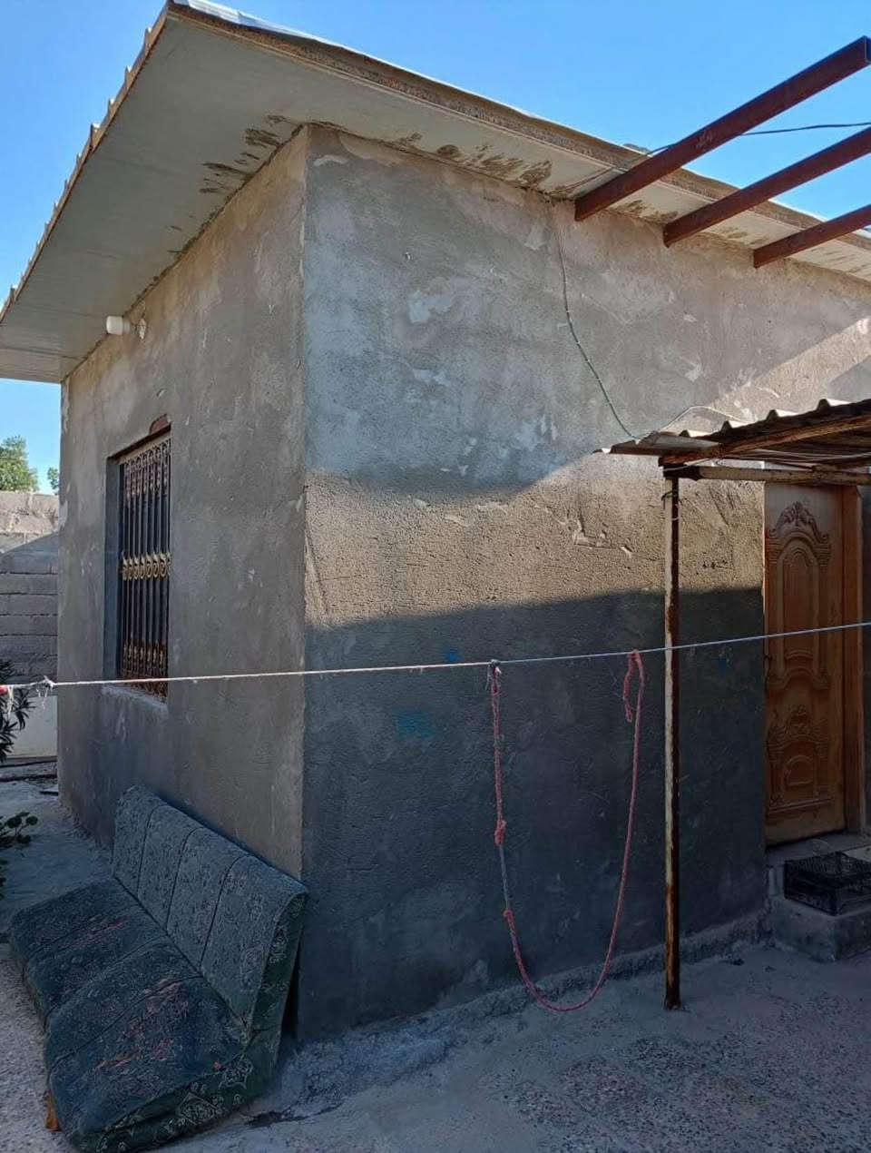 السلام عليكم بيت للايجار في النجيبية خلف دائرة الكهرباء 
يحتوي البيت على حديقة بمساحة كبيرة وحديقة خلفية 
حمام خارجي 
ديوان خارجي ٤*٥ 
صالة 
مطبخ 
غرفتين 
رقم الهاتف *********** 
اجار البيت ٢٥٠ بالشهر وبي مجال قليل البصرة, العراق
