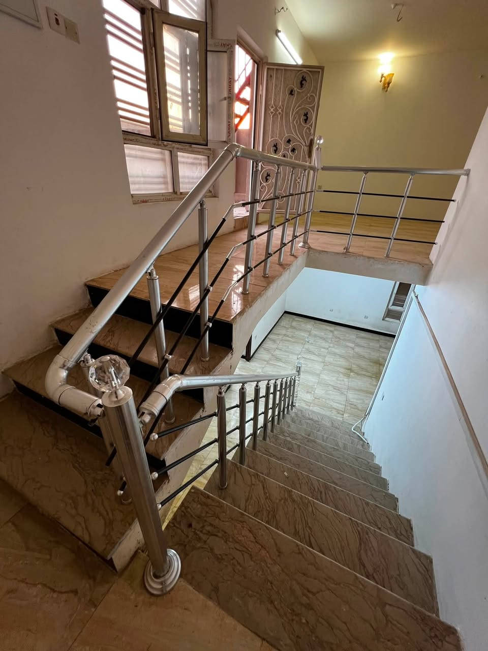 بيت للبيع — فرصة مميزة للسكن والاستثمار
بيت مرتب وجاهز للسكن، بموقع مميز ومنطقة هادئة وقريبة من الخدمات ✨

📐 المساحة: 270 م²
🛏️ عدد الغرف: 4
🚿 عدد الحمامات:3
🚗 كراج: سيارة
📍 الموقع: حي الجزائر /المعلمين قرب مأكولات تشرين موقع مميز 

💰 السعر: 330 
والسعر قابل للتفاوض للجادين فقط.

📞 للاستفسار والتفاصيل أو تحديد موعد للمعاينة: ***********

إذا تبحث عن بيت مرتب بموقع مميز، لا تفوّت الفرصة

