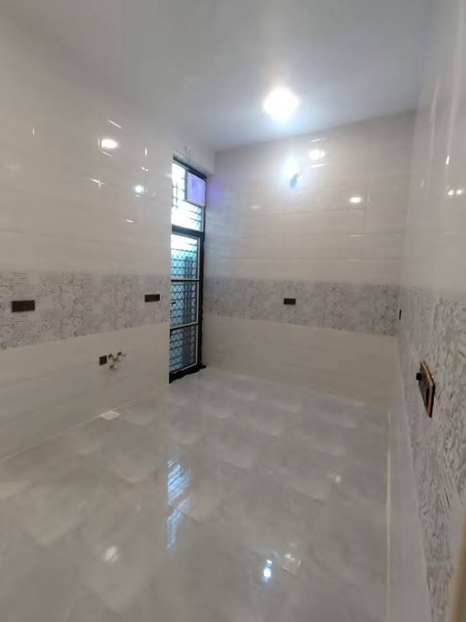 مشتمل للإيجار الموقع: الحلة  شارع 100 
المساحة: 100 متر  جديد جداً  وبموقع ممتاز 

🏠 الطابق الأرضي 
• صالة• مطبخ• كُليدور • غرفة نوم • مجمع صحيات

💰 السعر: 300 ألف دينار شهرياً.   ***********
