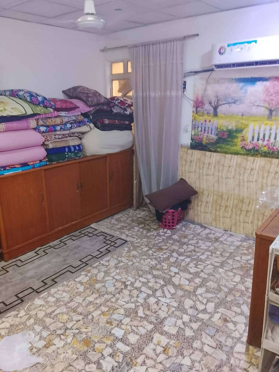 بيت للبيع بشارع المطار القديم مقابيل الجامع الذهبي قرب مدرست الجنائن 100متر مربعه اساس صب سقف صب بناءبلوك طفيلي كاشي درجه وله وسيراميك كله سقوف ثانيويه بي 3غرف وحده جوه وثنين فوك واستقبال وصاله ومطبخ وحمام جوه وحمام فوك وحمام خرجي البيت شغل درجه ولوه وكامل مرقم ومشمول بل تطويب قرار 25 ابيت قريب عل شارع يعني يبعد 200متر عن الشارع المطار القديم سعره 38وبيه مجال رقمي *********** مندوبه ام آدم @
