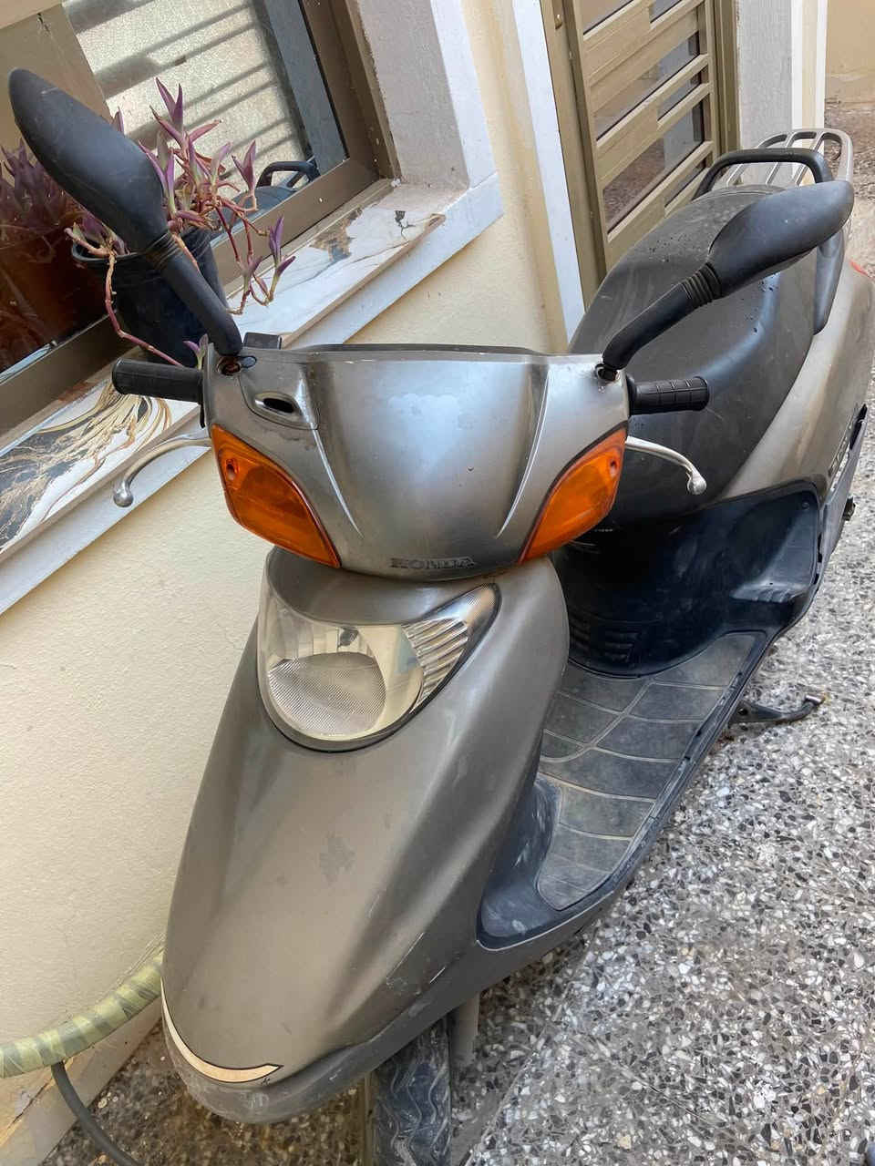 السلام عليكم سبيسي 100cc مرقم بغداد اصولي ب اسمي تحويل ثاني يوم
الدراجه مامفتوحه مكينتها ولا مجفته 
المكان بغداد ***********
