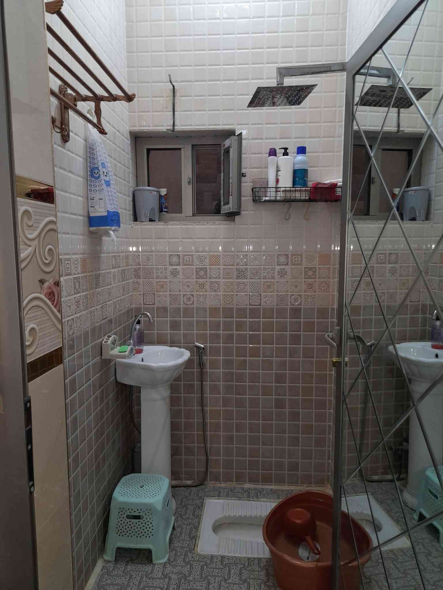 البيع بيت مساحة٧٥ مترة في الحريه الثانية فرع افران الزهراء البيت يحتوي على صالة و حولي وغرفه وصحيات داخليه خارجيه والطابق الثاني غرفه و حمام وصطع البيت طابق ونصف واجهت البيت ٥×١٥ سعر ١٩٠ بي مجال ***********
