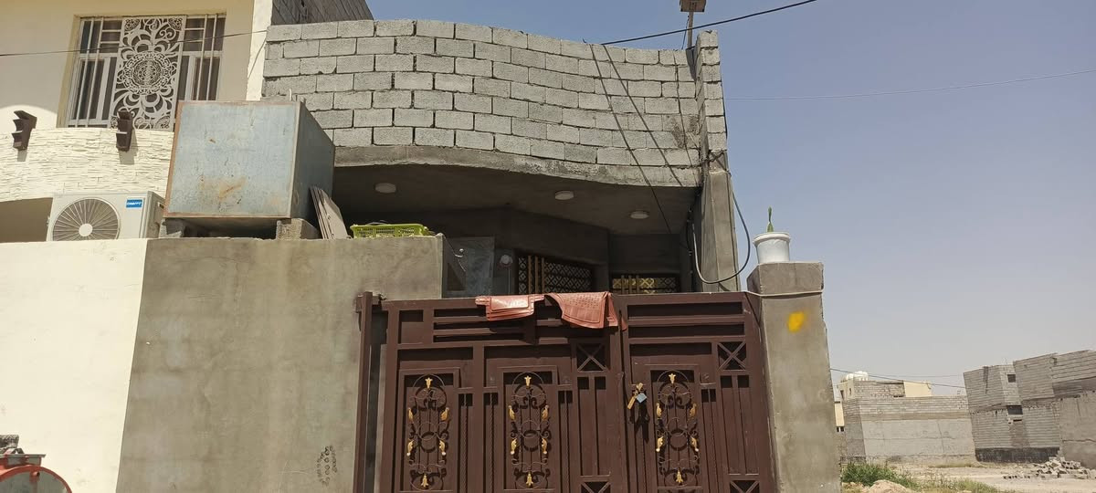 بيت زراعي للبيع 100متر 5×20 في الجزء الثالث طابق واحد قريب عل جامع المدينة المنورة السعر 45اوبي مجال الاتصال عل الرقم ***********
