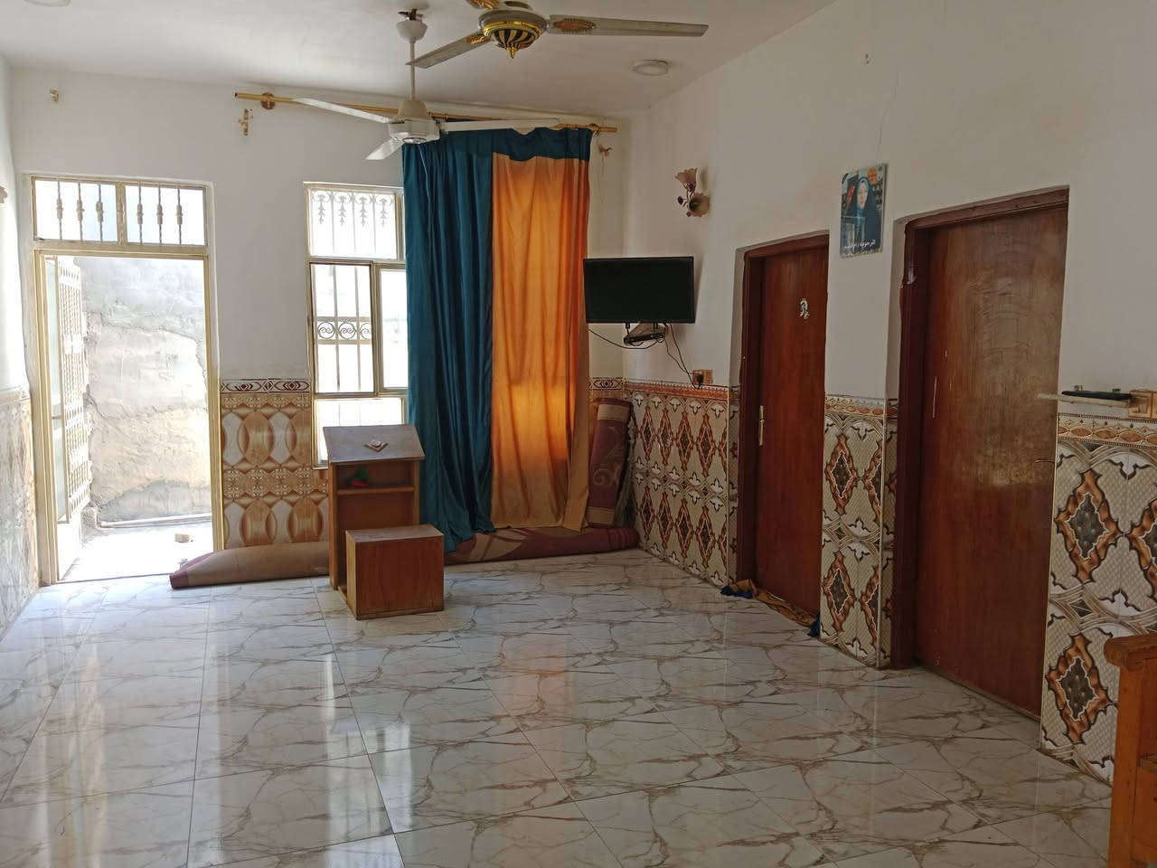 السلام عليكم 
للبيع بيت طابو زراعي سند 25
المساحه 650
البناء300
غرف عدد3
مضيف 
محل 
حديقه 350
صحيات داخلي وخارجي 
صاله جبيرة 
مطبخ حار وبارد 
ممر على جهتين 
العنوان المعارة مقابل سيد جواد شارع سيد سهيل
للاستفسار 
***********
