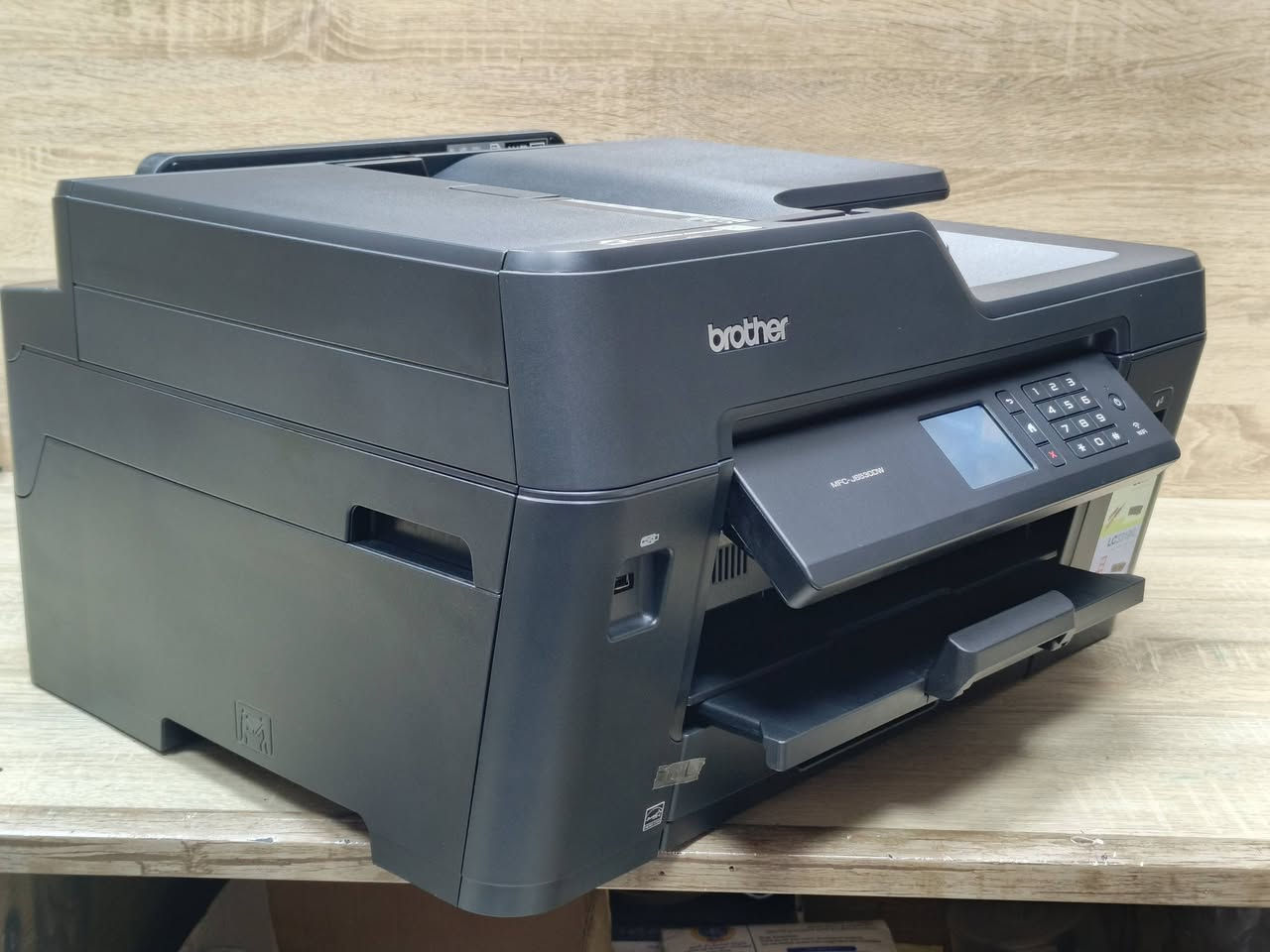 طابعة براذر موديل MFC-J6530DW مستعمل بحالة ممتازة باحبار خارجية تطبع 6000 اسود وابيض و 5000 ملون سعر الحبر 10 الف لكل الألوان تحتوي على Wifi يمكن ربطها على الموبايل وتابليت ولابتوب وكذلك تحتوي على فيدر لطباعة الملازم ومجموعة اوراق بامر واحد اسكنر واستنساخ وطباعة سرعة الطباعة 22 ورقة ملون 27 ورقة اسود وابيض بالدقيقة مع امكانية طباعة بوجهين وسحب ورق حجم A4  و A3 وكذلك تحتوي على مجرين ورق مع امكانية طباعة ورق صور 🚦سعر الطابعة 375 الف🚦مع كيبل كومبيوتر وكيبل كهرباء وقرص تعريف للطلب *********** /*********** يوجد توصيل لجميع المحافظات ملاحظة نسبة نظافة الجهاز 99 ٪ضمان تشغيل وفحص..
#طابعتي 
#الصفوة
