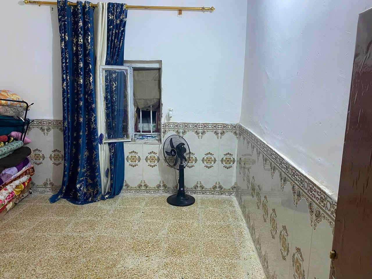 السلام عليكم البيت للبيع مساحته 200متر يحتوي ع غرافتين نوام وصاله واستقبال ومطبخ وحمام داخلي وخارجي موقع البيت الصويره حي العهد السعر 60 مليون بي مجال 
الهاتف ***********
