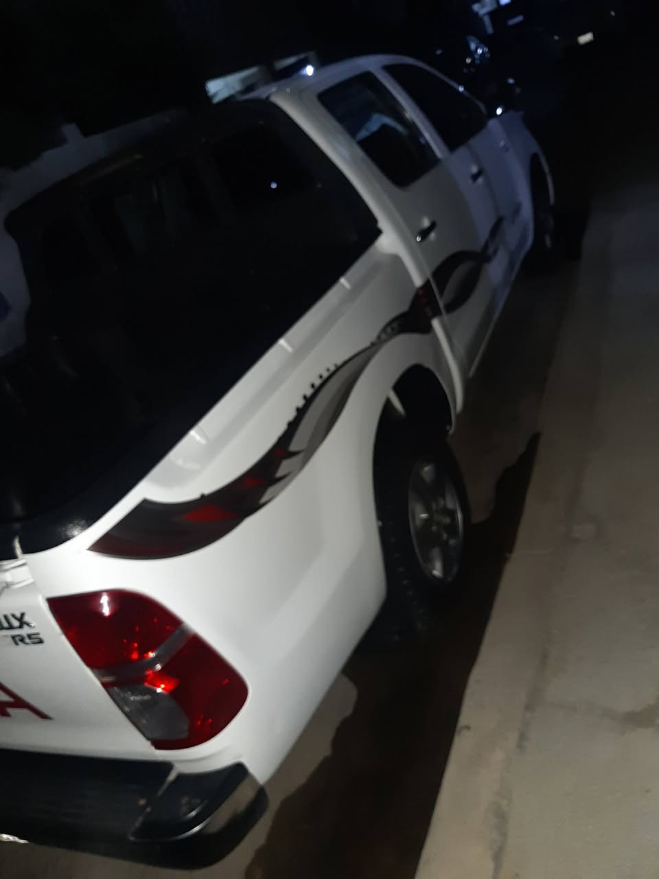 السلام عليكم 
تيوتا هايلوكس موديل 13 كير عادي رقهما بابل مكفوله ما عدا البارد 
سياره على وضع الشركه 
ماشيه 243 
راعيها موجود 
السعر ب 195 وبيها مجال للشراي 
العنوان بابل 
رقم الهاتف : ***********
