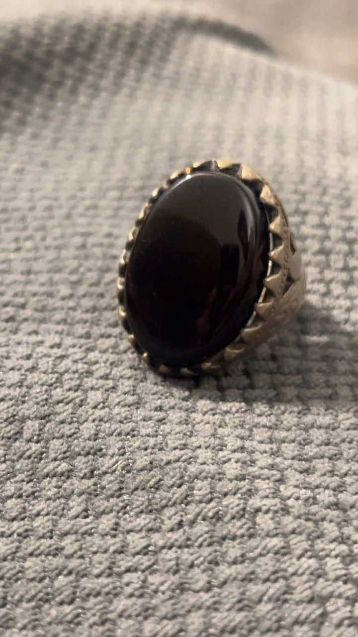 خاتم من العقيق اليماني – شَفّة العبد 
⚖️ الوزن: 20 غرام
💎 عقيق يماني مشروط
🇮🇶 صياغة عراقية قديمة
📩 للحجز والاستفسار: تواصل خاص
📱 واتساب: ***********

