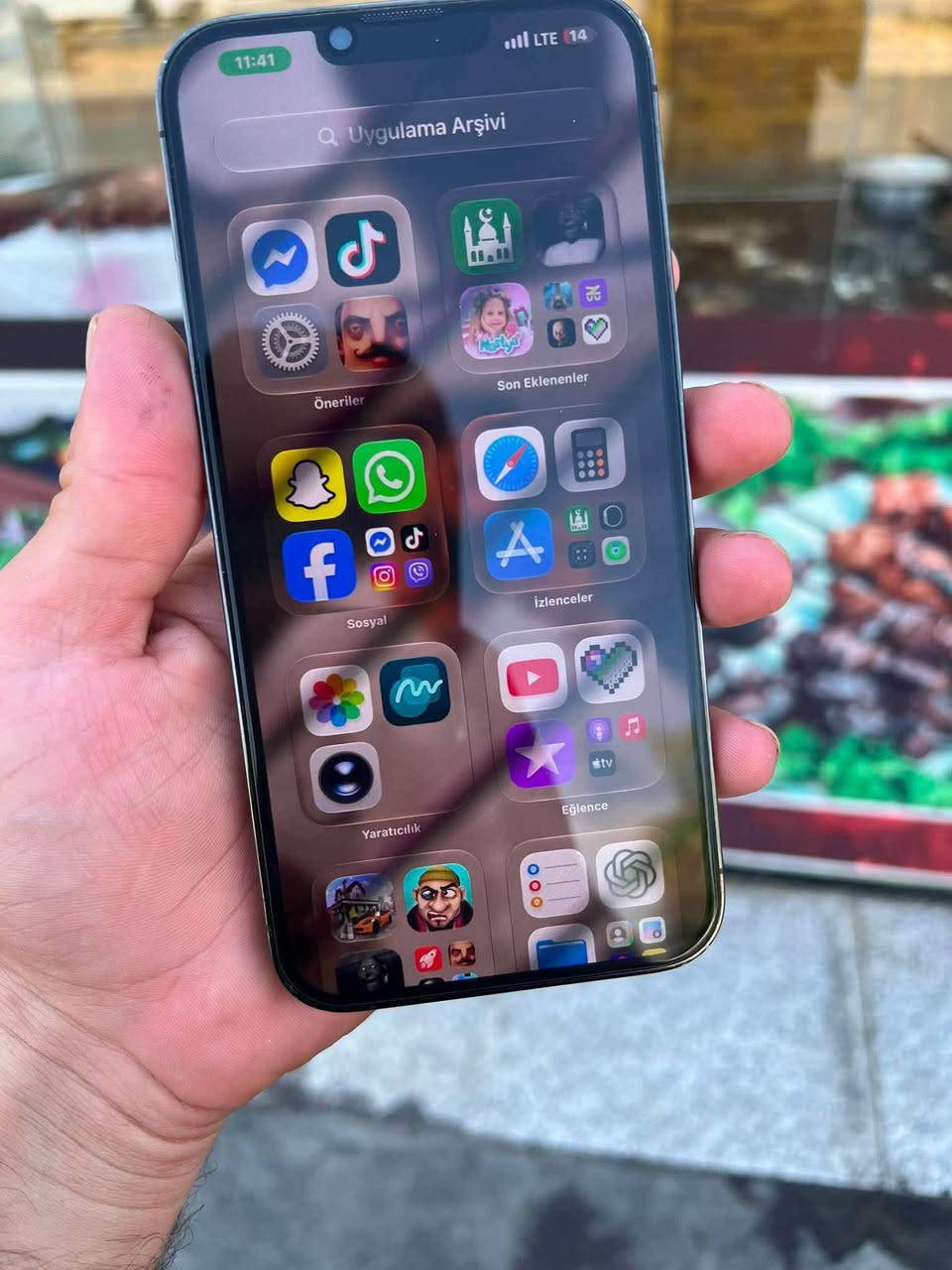 IPhone 14 Pro Max zor xawen nakrawa bashart battary 87biladi 128gb 1sim ba zaman أربيل, العراق

نص مكتوب في الصور:
- 11:41
- LTE 13
- Pil Sağlığı ve Şarj Etme
- Telefon pilleri, şarj edilebilir bütün piller gibi eskidikçe performansı azalan tüketim mallarıdır. Daha fazlası...
- Maksimum Kapasite
- %87
- Bu, yeni pile kıyasla mevcut pil kapasitesinin ölçüsüdür. Düşük kapasite, şarjdan sonra kullanım süresinin azalmasına neden olabilir.
- En Yüksek Performans Yeterliliği
- Yerleşik dinamik yazılım ve donanım sistemleri, iPhone'unuzun pilinin kimyasal olarak yaşlanması gibi görülebilecek performans etkilerini engellemeye yardımcı olabilir.
- İyileştirilmiş Pil Şarjı
- iPhone, pilin eskime hızını yavaşlatmak için günlük şarj etme rutininizi öğrenir, böylece telefonunuzu kullanmaya ihtiyacınız olana kadar %80 oranını geçince şarj etmeyi durdurmak için bekleyebilir.
- Temiz Enerji ile Şarj
- iPhone, bölgenizde daha düşük karbon emisyonlu elektrik kullanılabildiğinde şarj etmeyi seçerek karbon ayak izinizi azaltmaya çalışır. iPhone, onu kullanmaya ihtiyacınız olmadan önce tam dolması için günlük şarj etme rutininizi öğrenir. Daha fazla bilgi...
- Koyu Mod Kapalı
- Night Shift Kapalı
- True Tone Kapalı