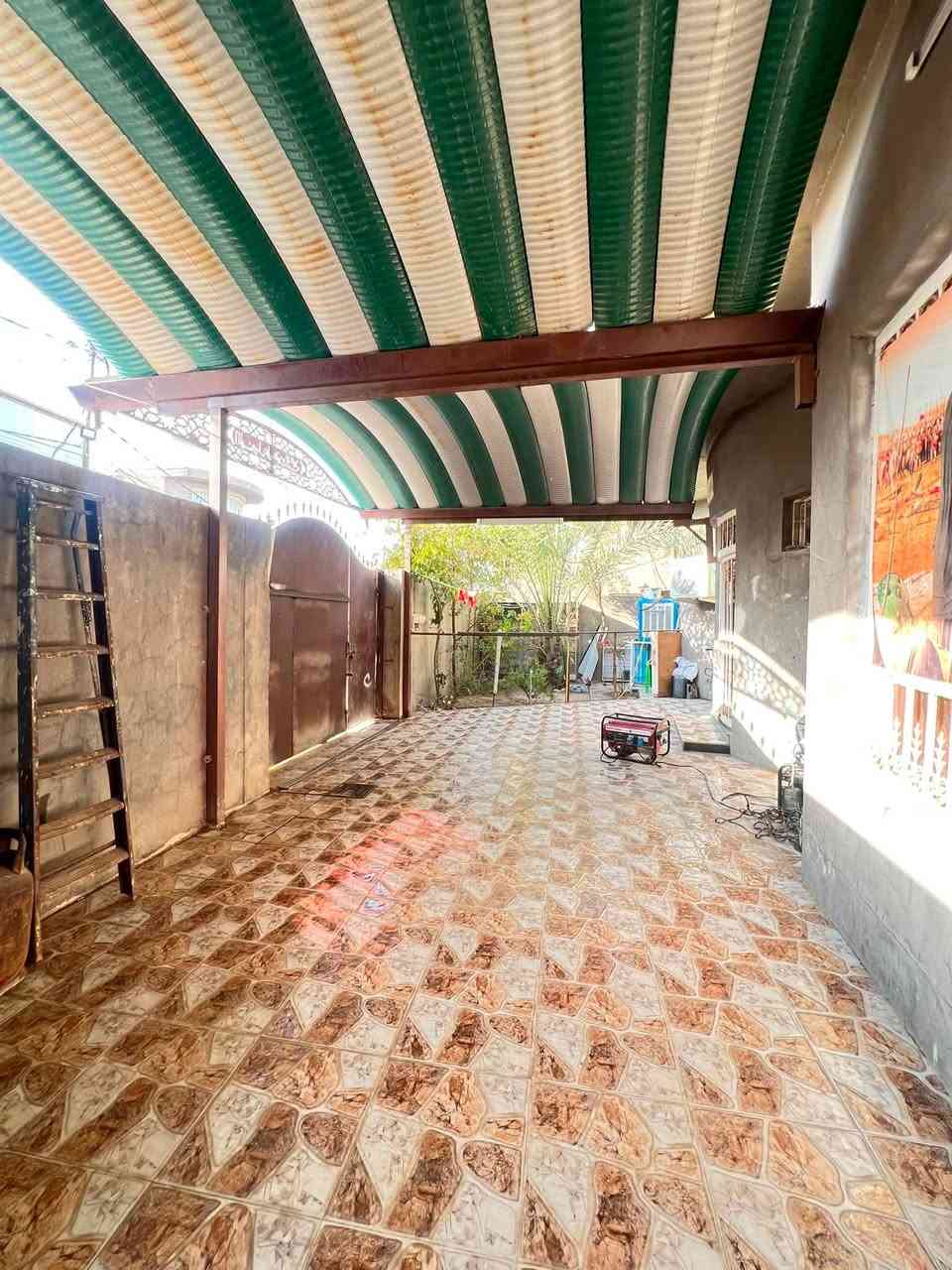 مساحه ٣٠٠ متر الموقع حي الجامعه شارع هدى سجاد قريب ثاني فرع بعد اسواق البقيع زراعي طابقين  ٤ غرف ثنين منهن سويت صاله واستقبال مطبخ  كراج سياره وحديقه. للاسفسار التواصل ***********
