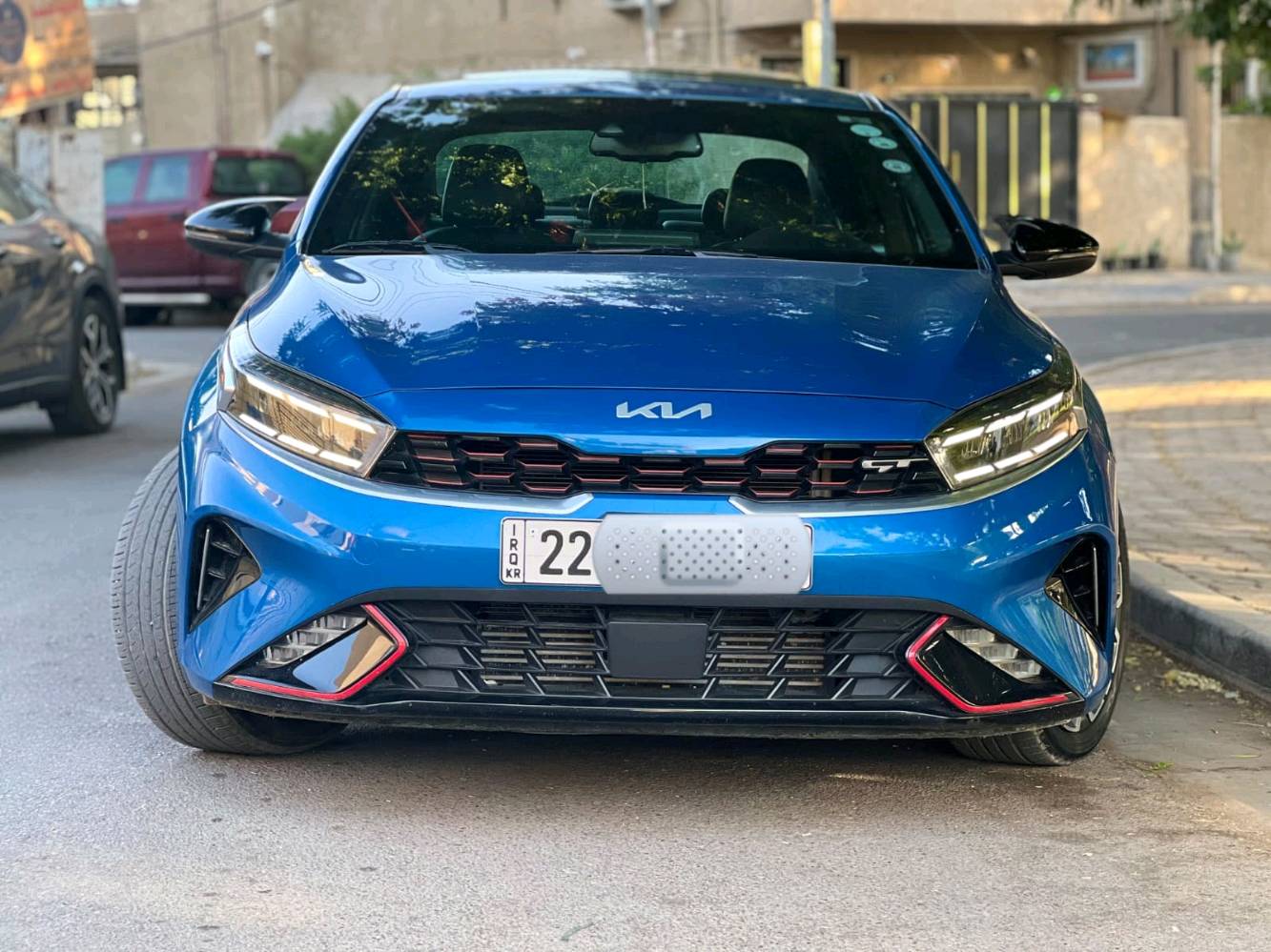 السلام عليكم
KIA FORTE  GT2023  (1600T) 
الفئة : GT اعلى فئة مواصفات واداء ماكو اعلى
الضرر : حادث مكانين بارد وصار بيهه باب خلف السائق بالعراق بعده ع وضعه بدون صبغ بدون تبديل كفالة عامة
المواصفات :
1- اربع رادارات امامي خلفي جانبي رادار
2-الحفاظ على المسار
3-رادار النقاط العمياء
4-رادار تفاعلي يتحكم بمدى الابتعاد او الاقتراب من السيارة الي امامها
5-نظاك فرملة الطوارئ (تضرب بريك بوجود اي خطر)
6-ويل حجم 18 رياضي
7-كامرة خلفية دوارة
8-كشن السائق كهربائي
9-الكشنات الامامية تدفئة وتبريد
10-كشنات جلد مع شعار GT
11-اوتو هولد
12-بريك بصمة
13-تبريد قطعتين خلفية مع منفذ شحن خلفي
14-نظام صوتي فاخر هارمن كاردن
15-شحن الهاتف لاسلكيا
16-اضاءة LED 
17-فتحة سقف
18-شفتات ستيرن رياضي
السيارة بعد بيها هواي مواصفات معروفة ال GT
ممشى السيارة 37 الف مايل
*********** واتساب 
***********
 ***********
عنوان السيارة بغداد الدوره
تگدر توضحلون أكثر: شنو رقم الفئة/الترم بالضبط للـ KIA Forte GT 2023، وهل هي وارد أمريكي لو كوري؟: 
واردامريكي
بالنسبة للحادث اللي صار: شنو الأجزاء المتضررة بالضبط، وهل انصلحت على وكالة/ورشة؟ وإذا موجود صور قبل وبعد أو تقرير فحص يفيد.: 
حادث امريكا بارد بالهلال جاملغ امامي وهلال جاملغ خلفي بدون ثبيغ وصار بيها باب خلف السائق بالعراق بعده ع وضعه 
السيارة عدّادها 37 ألف مايل، هل الممشى أصلي 100% وما بيه أي تلاعب أو تبديل عدّاد؟: 
100%
شنو وضع الصيانة الأخير: آخر غيار زيت/فلتر/فحص قير ومكينة متى صار، وهل بيها أي ملاحظات ميكانيكية أو كهربائية حالياً؟: 
كير مكينه مكفول
غير بغداد الدورة، إذا تريد تحددها أكثر: بأي منطقة ممكن المعاينة؟ وهل السعر قابل للمساومة أو ثابت، وتقبل فحص قبل الشراء لو لا؟: 
السعر قابل للتفاوض بعد الفحص والمعاينه