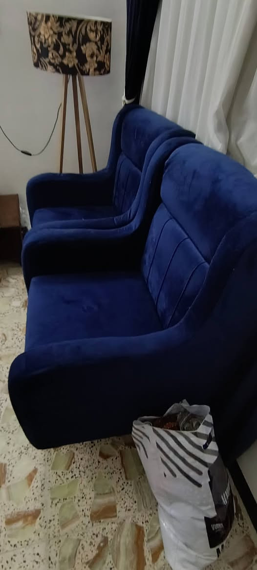 السلام عليكم تخم 7 مقاعد للبيع نظيف جدا مع كوشات 4 للبيع العنوان حله حي العسكري شار ع 80 السعر 300 وبي مجال قليل  بم الهاتف ***********
