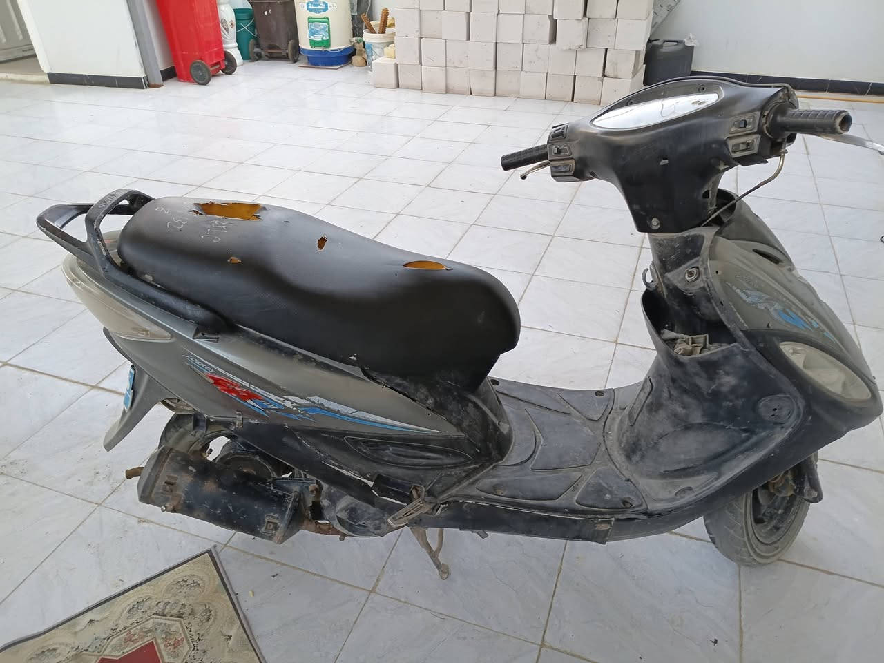 دراجة جي فور  توني مجفته جاهزة ومحرك ناعم باتري وسلف جدد  السعر ٢٥٠ وبيه مجال تلفون *********** وإذا مراوس وانطي فرق
