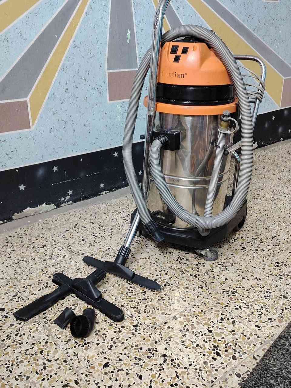 عندي مكنسه كهربائيه للبيع سرعتين مستعمله قليل كلش للاستفسار ***********
