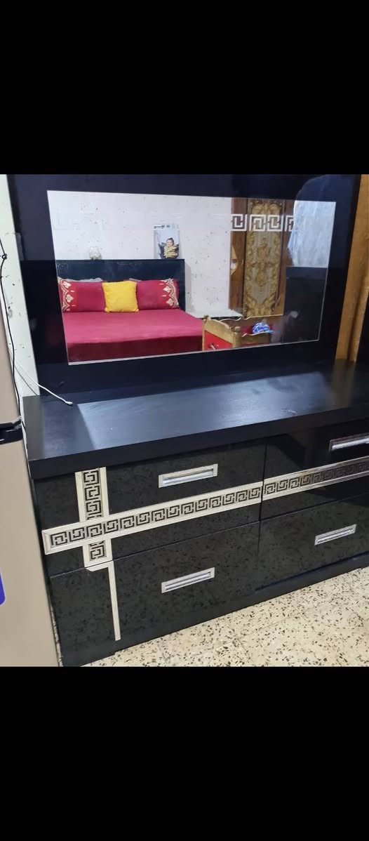 السلام عليكم 
غرفه نوم خمس قطع للبيع غرفه نضيفه ومابيهة اي ضرر تركي ثقيل حيل حلوة ونضيفه *********** 
سعرهة 550وبيها مجال بسيط
