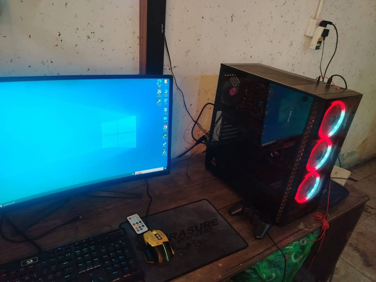 🔥 *تجميعة كيمنك + شاشة MSI 27 كيرفد مقوسة للبيع* 🔥
*المواصفات:*
- المعالج: Intel Core i5-9400F
- كرت الشاشة: GTX 1660 SUPER 6GB Gigabyte
- الرام: 16GB
- الهارد: SSD 250GB + HDD 250GB
- المذربورد: MSI B365M PRO-VDH
- الباور: Cooler Master 650W
- الكيس: ARGB

*الملاحظة:* دكمة التشغيل مال الكيس عاطلة، اشغله جطل بس يشتغل طبيعي مابي شي.

*الملحقات وية التجميعة:*
- شاشة MSI 27 بوصة مقوسة Curved كيمنك
- كيبورد وماوس كيمنك
- UPS 1500VA

الجهاز نضيف ومال العاب قوية
تجي تفحص وتاخذ وتمشي

*السعر: 750 وبيها مجال*
*المكان: بغداد - الغزالية*
*رقمي واتساب: ************
