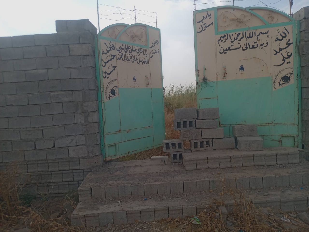 قطعه تجاريه  على شارع العام  للبيع مساحه 850 بطها مي حلو  ومي بير والشارع تبليط تجاريه ماي وكهرباء بيها ومزروعه للاستفسار الاتصال على الرقم ***********
