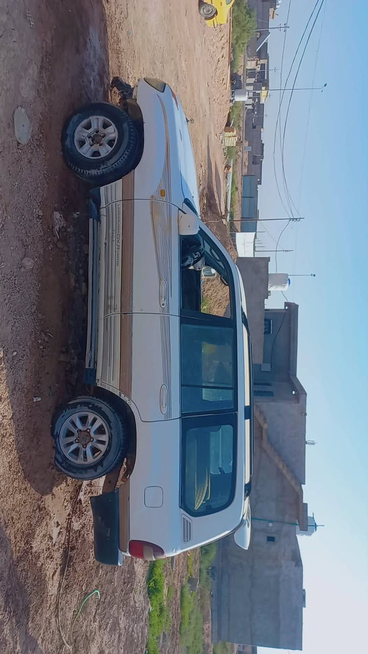 سلام عليكم.  لاندكروز 2002 محدثه 2007 اصولي باسم والدي مكينه كاز گايمه كيرها مابي شي فور ويل شغال.  مراوس بكراون راس براس مكاني شط العرب 
***********

