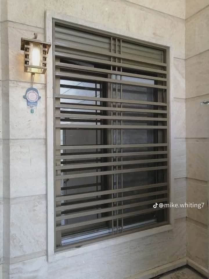 السلام عليكم 
 باب صاله  تزكام جديد عدد 2 شبابيك عدد 3 تزكام جديد  حديد ثقيل درجه اولى السعر مليون و100 الاتصال. ***********
