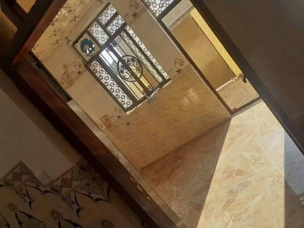 ### *🏡 للبيع مشتمل طابو صرف -  🏡

📍 *العنوان*: الفلوجة - شارع أبو النسور - حي الأمين  
📍 *المقاطعة*: 17 - خلف أسواق المصطفى - قرب ثانوية الروانق  
📐 *المساحة*: 100م² - واجهة 7.25م × نزال 14م  
🛣️ *الشارع*: 10م  
📄 *الطابو*: صرف  
🧱 *البناء*: طابوق

*تفاصيل البيت:*
*الطابق الأرضي:*
- استقبال
- صالة 
- مطبخ
- غرفة نوم
- حمام
- منور

*الطابق الثاني:*
- غرفة نوم سويت
- غرفة نوم صغيرة

💰 *السعر*: 70 مليون دينار - مع مجال قليل

*البيت مناسب للسكن وبموقع حيوي قريب على الخدمات*

_____خليج العرب للعقار في الفلوجه /شارع ابوالنسور

للاستفسار والمعاينة:  
أبو القيصر
الاتصال بنا واتساب على الرقم 
***********
***********
***********
