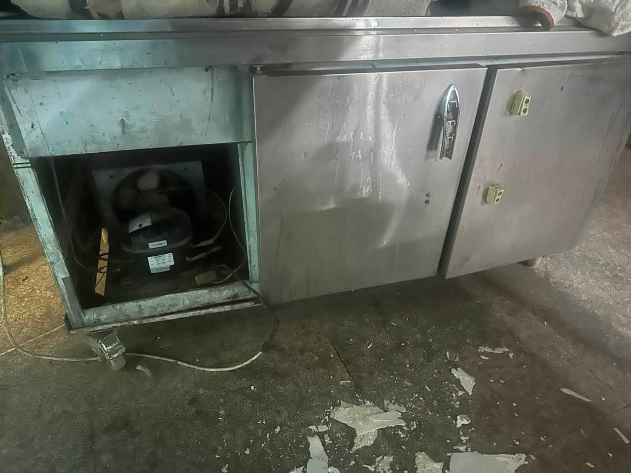 طباخ 4 عيون ويبر
عارضه مقبلات ماطول شغال تحتاج صيانه
بوجر مع المفرغات 3 متر

دكت بردة 3 متر
منقله
بلانكات

كراسي عدد 12
***********

