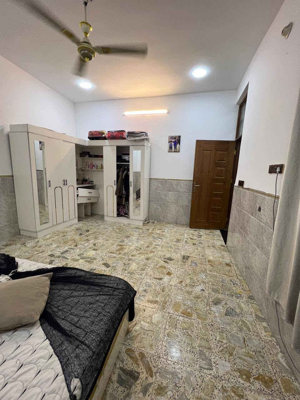 دارايجار ١٠٠م طابق واحد مكون استقبال وغرفه وصاله ومطبخ مع ملحقاته بلديات منطقة البلديات خلف المصرف إيجاره ٤٠٠الف نهايته الاتصال على الرقم ***********مكتب الموسوي للعقار
