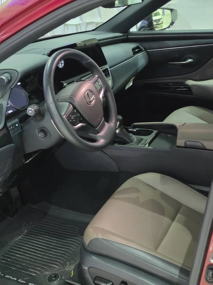 Lexus ES 350 2025 
2000km 
سعر ٣٥٠ ورقة بدون صبغ حادث بسيط 
*********** السليمانية, العراق
