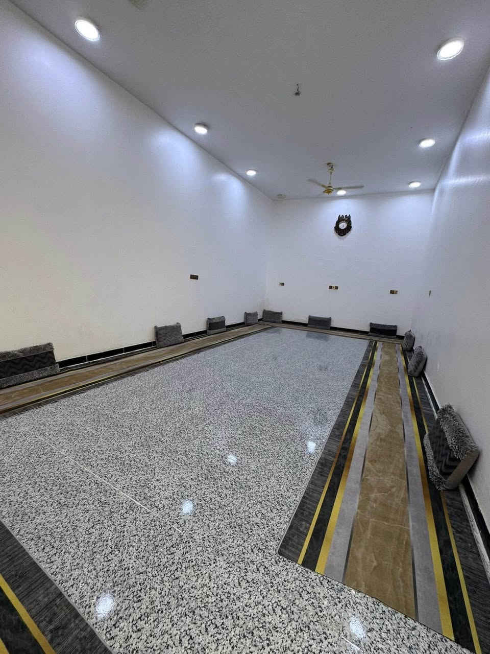بيت زراعي بي وصل تطويب مساحه 260م
الواجهه 13م / النزال 20م 

منطقة حي الحسين مجاور سيطرة سوق الشيوخ 

يبعد 40 متر عن الشارع العام 

سنة البناء 2026 طابوق كونكريت مسلح رباط 

يحتوي على 

استقبال 

وصاله 

وغرفتين 

ومطبخ حار وبارد 

ومجمع صحيات داخلي وخارجي 

ومناور 

وساحه كبيره 

السعر 100 وبي مجال 

واتساب *********** علاء بدر
